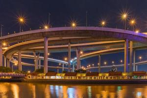 bhumibol-brug in bangkok 's nachts foto