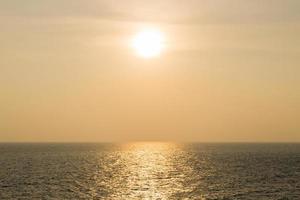 zonsondergang over de zee foto