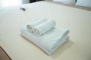 handdoeken op het bed gelegd foto
