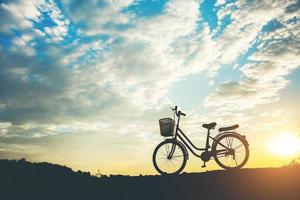 silhouet van een fiets geparkeerd op een berg foto