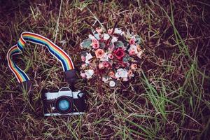 vintage camera met boeket bloemen op een achtergrond van gras foto