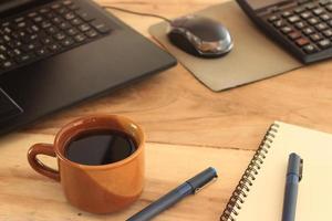 bruine koffiekopje op bureau foto