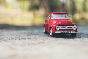 mini rode speelgoedvrachtwagen geparkeerd in de weg foto