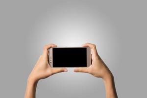 close-up van een vrouw hand met een telefoon geïsoleerd op een witte achtergrond
