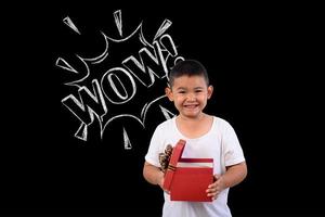jonge jongen staat tegen een tekening op een schoolbord foto