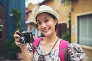close-up van een jonge hipster vrouw backpacken in stedelijke stad foto