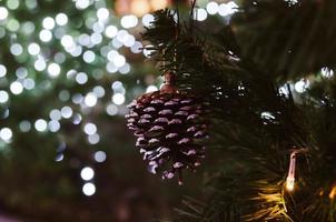 pinecone ornament op een kerstboom foto