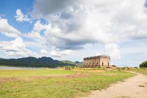 ruïnes van een oude tempel in Thailand foto