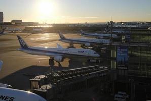 Tokio, Japan - januari 5, 2023 - vliegtuigen van Japan luchtvaartmaatschappijen aan het wachten voor vertrek Bij haneda luchthaven in Tokio, Japan. foto