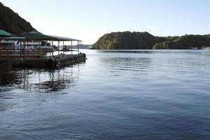 visie van de veerboot boot langs de kust van kii katsuura, Japan foto