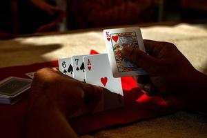 kaarten in hand, spelen kaarten Aan weekenden, feesten, pech, casino foto