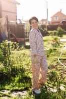 vrolijk vrouw in huis slijtage pyjama- zomer buitenshuis achtertuin in huis - nachtkleding en huiskleding concept foto