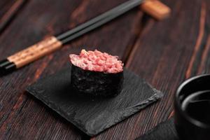 Gunkan maki sushi van vis Zalm, coquille, baars, aal, garnaal en kaviaar Aan houten tafel achtergrond detailopname. sushi menu. Japans voedsel sushi reeks gunkans foto