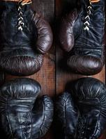 twee paren van leer oud boksen handschoenen foto