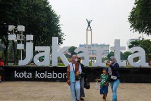 Jakarta, Indonesië in augustus 2022. bezoekers wie zijn geliefden van flora en fauna bezoekende de flona 2022 tentoonstelling Bij de banteng veld- in centraal Jakarta. foto