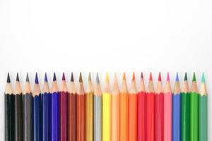 top visie van gekleurde potloden of pastel Aan wit achtergrond. aan het leren, studie en presentatie concept. foto