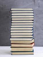 stack van boeken in een blauw Hoes foto