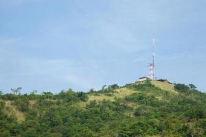 telecommunicatie-antenne op de heuvel