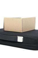 bruine papieren doos op een zwarte koffer foto