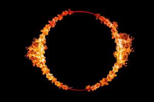 oranje vlam cirkel kader Aan zwart achtergrond foto