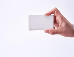 leeg wit papier bedrijf kaarten in een vrouw hand- foto