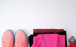 roze textiel schoenen en andere items voor geschiktheid Aan een wit achtergrond foto