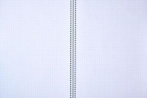 Open notitieboekje in een cel met wit lakens foto