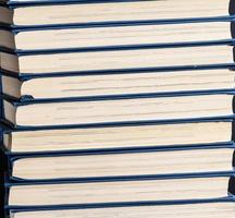 stack van boeken in een blauw Hoes foto