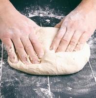 mannetje handen plaatsvervanger wit tarwe meel deeg foto