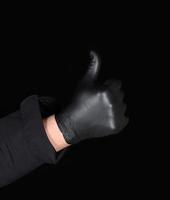 mannetje chef-kok hand- in zwart latex handschoenen shows een gebaar van goedkeuring foto