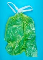 leeg groen plastic vuilnis zak met handvatten foto