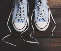 paar- van blauw textiel sportschoenen foto