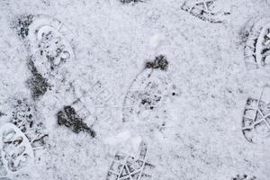 sporen van schoenen Aan wit sneeuw, top visie foto