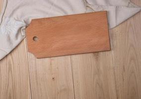 houten rechthoekig snijdend bord en keuken handdoek foto