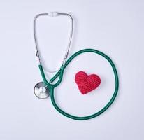 groen medisch stethoscoop en rood hart foto