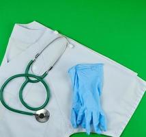blauw medisch uniform en groen stethoscoop foto