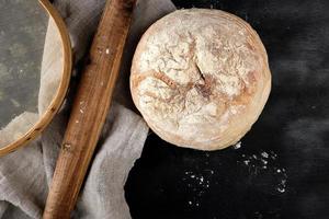 ronde gebakken brood en houten oud rollend pin foto