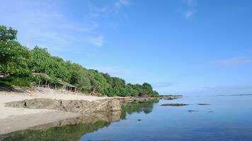 blauw strand visie, blauw lucht, eiland en prachtig groen bomen Aan tropisch strand, panoramisch visie. wijnoogst toon filter effect kleur stijl. natuur tropisch strand zee. foto