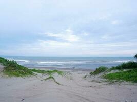 turkoois water, wit golven, blauw lucht, groen gras, wit zand, mooi strand, en mooi eiland, Sayang heulang garoet, panoramisch visie foto