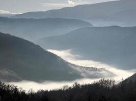 laag wolken Leuk vinden mist in appennijnen vallei in de omgeving van bismantova steen een rots vorming in de toscaans-emiliaans Apennijnen foto