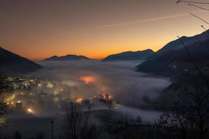 berg dorp in de mist foto
