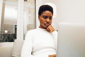 vrouw gebruik makend van laptop Bij huis foto