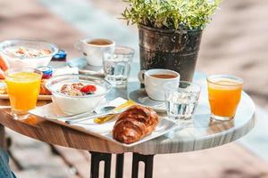 vers en heerlijk ontbijt in buitenshuis cafe Bij Europese stad foto