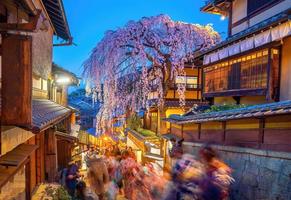 de historisch higashiyama wijk in kyoto, Japan lente met sakura boom foto