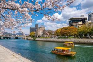 Hiroshima atomair bom koepel en de kers bloesem in kobe foto