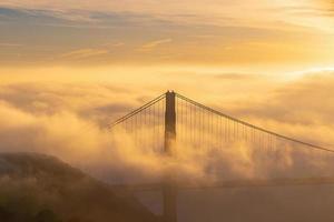 gouden poort brug met laag mist in Verenigde Staten van Amerika foto