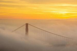 gouden poort brug met laag mist in Verenigde Staten van Amerika foto