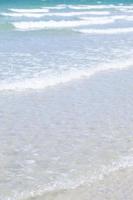oceaangolven die op het strand breken