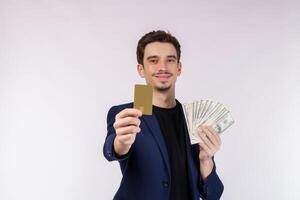 portret van jong glimlachen knap zakenman tonen credit kaart en contant geld geïsoleerd over- wit achtergrond foto