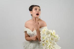 jong Aziatisch mooi bruid houding met opgewonden voelen Aan wit achtergrond foto